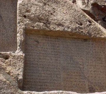 سراب یکی از شهرستان های آذربایجان شرقی می باشد که به یمن وجود آثار تاریخی فراوان همواره پذیرای گردشگران زیادی از سراسر ایران است. همچنین روستاهای زیادی در اطراف این شهر وجود دارند که قدمت برخی از آن ها به هزاران سال پیش می رسد. مطالعه هر کدام از آثار تاریخی موجود در سراب و توابع آن شناخت ویژه ای از شیوه زندگی، آداب و رسوم و سرگذشت پیشینیان در اختیار ما قرار می دهد. یکی از آثار تاریخی شهر سراب، سنگ نوشته رازلیق می باشد که در روستایی به همین نام واقع شده است. این سنگ نوشته دارای قدمتی کهن بوده و حرف های زیادی برای گفتن دارد معرفی سنگ نوشته رازلیق این سنگ نوشته در روستایی به نام رازلیق و بر فراز کوه بلندی قرار گرفته است، کتیبه ی مزبور دارای ابعادی معادل با 80 در 120 سانتی متر بوده و به خط میخی و زبان اورارتو نوشته شده است و دارای 16 سطر می باشد. طبق تحقیقات انجام شده این کتیبه مربوط به یکی از پادشاهان اورارتو، به نام آرگیشتی می باشد و پیروزی ها و تصرفات او را بیان می کند، متاسفانه بیشتر قسمت های کتیبه به مرور زمان تخریب شده است. در نزدیکی سنگ نوشته رازلیق باقیمانده هایی از یک قلعه قدیمی به چشم می خورد که گفته می شود دژ دفاعی سپاه آرگیشتی شاه بوده است، در پایین کتیبه هم سکویی ساخته شده که راه رسیدن به کتیبه را هموار تر و راحت تر می کند. لازم به ذکر است سنگ نوشته رازلیق در سال 1347 در فهرست آثار ملی ایران به ثبت رسید نگاهی بر تمدن قلعه رازلیق سراب همانطور که گفتیم قلعه رازلیق در کنار کتیبه قرار گرفته است و از آثار تاریخی دوران اورارتویی به شمار می آید. در حال حاضر چیز زیادی از این قلعه باقی نمانده است. اما بر اساس اسناد تاریخی، آرگیشتی فرزند روسا به همراه لشکریانش در این محل مستقر شده و از این قلعه به عنوان یک دژ دفاعی استفاده کرده است. نا گفته نماند که بررسی و تحقیقات علمی و تاریخی روی این قلعه هنوز ادامه دارد. قلعه رازلیق سراب در سال 1387 با شماره 22542 در فهرست آثار ملی ایران ثبت شد. مسیر دسترسی به سنگ نوشته رازلیق اگر قصد بازدید از این اثر تاریخی ارزشمند را دارید، باید به روستای رازلیق که در 11 کیلومتری سراب واقع شده است بروید. این سنگ نوشته بر فراز کوه زاغالان قرار گرفته است