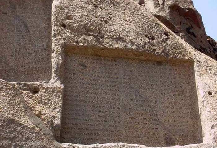 سراب یکی از شهرستان های آذربایجان شرقی می باشد که به یمن وجود آثار تاریخی فراوان همواره پذیرای گردشگران زیادی از سراسر ایران است. همچنین روستاهای زیادی در اطراف این شهر وجود دارند که قدمت برخی از آن ها به هزاران سال پیش می رسد. مطالعه هر کدام از آثار تاریخی موجود در سراب و توابع آن شناخت ویژه ای از شیوه زندگی، آداب و رسوم و سرگذشت پیشینیان در اختیار ما قرار می دهد. یکی از آثار تاریخی شهر سراب، سنگ نوشته رازلیق می باشد که در روستایی به همین نام واقع شده است. این سنگ نوشته دارای قدمتی کهن بوده و حرف های زیادی برای گفتن دارد معرفی سنگ نوشته رازلیق این سنگ نوشته در روستایی به نام رازلیق و بر فراز کوه بلندی قرار گرفته است، کتیبه ی مزبور دارای ابعادی معادل با 80 در 120 سانتی متر بوده و به خط میخی و زبان اورارتو نوشته شده است و دارای 16 سطر می باشد. طبق تحقیقات انجام شده این کتیبه مربوط به یکی از پادشاهان اورارتو، به نام آرگیشتی می باشد و پیروزی ها و تصرفات او را بیان می کند، متاسفانه بیشتر قسمت های کتیبه به مرور زمان تخریب شده است. در نزدیکی سنگ نوشته رازلیق باقیمانده هایی از یک قلعه قدیمی به چشم می خورد که گفته می شود دژ دفاعی سپاه آرگیشتی شاه بوده است، در پایین کتیبه هم سکویی ساخته شده که راه رسیدن به کتیبه را هموار تر و راحت تر می کند. لازم به ذکر است سنگ نوشته رازلیق در سال 1347 در فهرست آثار ملی ایران به ثبت رسید نگاهی بر تمدن قلعه رازلیق سراب همانطور که گفتیم قلعه رازلیق در کنار کتیبه قرار گرفته است و از آثار تاریخی دوران اورارتویی به شمار می آید. در حال حاضر چیز زیادی از این قلعه باقی نمانده است. اما بر اساس اسناد تاریخی، آرگیشتی فرزند روسا به همراه لشکریانش در این محل مستقر شده و از این قلعه به عنوان یک دژ دفاعی استفاده کرده است. نا گفته نماند که بررسی و تحقیقات علمی و تاریخی روی این قلعه هنوز ادامه دارد. قلعه رازلیق سراب در سال 1387 با شماره 22542 در فهرست آثار ملی ایران ثبت شد. مسیر دسترسی به سنگ نوشته رازلیق اگر قصد بازدید از این اثر تاریخی ارزشمند را دارید، باید به روستای رازلیق که در 11 کیلومتری سراب واقع شده است بروید. این سنگ نوشته بر فراز کوه زاغالان قرار گرفته است
