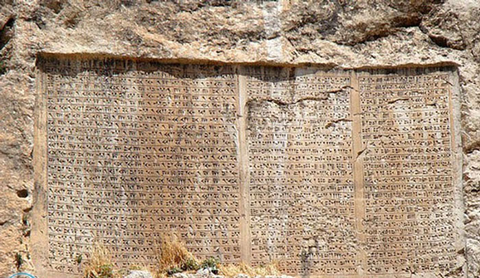 سراب یکی از شهرستان های آذربایجان شرقی می باشد که به یمن وجود آثار تاریخی فراوان همواره پذیرای گردشگران زیادی از سراسر ایران است. همچنین روستاهای زیادی در اطراف این شهر وجود دارند که قدمت برخی از آن ها به هزاران سال پیش می رسد. مطالعه هر کدام از آثار تاریخی موجود در سراب و توابع آن شناخت ویژه ای از شیوه زندگی، آداب و رسوم و سرگذشت پیشینیان در اختیار ما قرار می دهد. یکی از آثار تاریخی شهر سراب، سنگ نوشته رازلیق می باشد که در روستایی به همین نام واقع شده است. این سنگ نوشته دارای قدمتی کهن بوده و حرف های زیادی برای گفتن دارد معرفی سنگ نوشته رازلیق این سنگ نوشته در روستایی به نام رازلیق و بر فراز کوه بلندی قرار گرفته است، کتیبه ی مزبور دارای ابعادی معادل با 80 در 120 سانتی متر بوده و به خط میخی و زبان اورارتو نوشته شده است و دارای 16 سطر می باشد. طبق تحقیقات انجام شده این کتیبه مربوط به یکی از پادشاهان اورارتو، به نام آرگیشتی می باشد و پیروزی ها و تصرفات او را بیان می کند، متاسفانه بیشتر قسمت های کتیبه به مرور زمان تخریب شده است. در نزدیکی سنگ نوشته رازلیق باقیمانده هایی از یک قلعه قدیمی به چشم می خورد که گفته می شود دژ دفاعی سپاه آرگیشتی شاه بوده است، در پایین کتیبه هم سکویی ساخته شده که راه رسیدن به کتیبه را هموار تر و راحت تر می کند. لازم به ذکر است سنگ نوشته رازلیق در سال 1347 در فهرست آثار ملی ایران به ثبت رسید نگاهی بر تمدن قلعه رازلیق سراب همانطور که گفتیم قلعه رازلیق در کنار کتیبه قرار گرفته است و از آثار تاریخی دوران اورارتویی به شمار می آید. در حال حاضر چیز زیادی از این قلعه باقی نمانده است. اما بر اساس اسناد تاریخی، آرگیشتی فرزند روسا به همراه لشکریانش در این محل مستقر شده و از این قلعه به عنوان یک دژ دفاعی استفاده کرده است. نا گفته نماند که بررسی و تحقیقات علمی و تاریخی روی این قلعه هنوز ادامه دارد. قلعه رازلیق سراب در سال 1387 با شماره 22542 در فهرست آثار ملی ایران ثبت شد. مسیر دسترسی به سنگ نوشته رازلیق اگر قصد بازدید از این اثر تاریخی ارزشمند را دارید، باید به روستای رازلیق که در 11 کیلومتری سراب واقع شده است بروید. این سنگ نوشته بر فراز کوه زاغالان قرار گرفته است