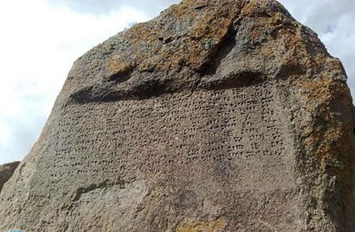 سراب یکی از شهرستان های آذربایجان شرقی می باشد که به یمن وجود آثار تاریخی فراوان همواره پذیرای گردشگران زیادی از سراسر ایران است. همچنین روستاهای زیادی در اطراف این شهر وجود دارند که قدمت برخی از آن ها به هزاران سال پیش می رسد. مطالعه هر کدام از آثار تاریخی موجود در سراب و توابع آن شناخت ویژه ای از شیوه زندگی، آداب و رسوم و سرگذشت پیشینیان در اختیار ما قرار می دهد. یکی از آثار تاریخی شهر سراب، سنگ نوشته رازلیق می باشد که در روستایی به همین نام واقع شده است. این سنگ نوشته دارای قدمتی کهن بوده و حرف های زیادی برای گفتن دارد معرفی سنگ نوشته رازلیق این سنگ نوشته در روستایی به نام رازلیق و بر فراز کوه بلندی قرار گرفته است، کتیبه ی مزبور دارای ابعادی معادل با 80 در 120 سانتی متر بوده و به خط میخی و زبان اورارتو نوشته شده است و دارای 16 سطر می باشد. طبق تحقیقات انجام شده این کتیبه مربوط به یکی از پادشاهان اورارتو، به نام آرگیشتی می باشد و پیروزی ها و تصرفات او را بیان می کند، متاسفانه بیشتر قسمت های کتیبه به مرور زمان تخریب شده است. در نزدیکی سنگ نوشته رازلیق باقیمانده هایی از یک قلعه قدیمی به چشم می خورد که گفته می شود دژ دفاعی سپاه آرگیشتی شاه بوده است، در پایین کتیبه هم سکویی ساخته شده که راه رسیدن به کتیبه را هموار تر و راحت تر می کند. لازم به ذکر است سنگ نوشته رازلیق در سال 1347 در فهرست آثار ملی ایران به ثبت رسید نگاهی بر تمدن قلعه رازلیق سراب همانطور که گفتیم قلعه رازلیق در کنار کتیبه قرار گرفته است و از آثار تاریخی دوران اورارتویی به شمار می آید. در حال حاضر چیز زیادی از این قلعه باقی نمانده است. اما بر اساس اسناد تاریخی، آرگیشتی فرزند روسا به همراه لشکریانش در این محل مستقر شده و از این قلعه به عنوان یک دژ دفاعی استفاده کرده است. نا گفته نماند که بررسی و تحقیقات علمی و تاریخی روی این قلعه هنوز ادامه دارد. قلعه رازلیق سراب در سال 1387 با شماره 22542 در فهرست آثار ملی ایران ثبت شد. مسیر دسترسی به سنگ نوشته رازلیق اگر قصد بازدید از این اثر تاریخی ارزشمند را دارید، باید به روستای رازلیق که در 11 کیلومتری سراب واقع شده است بروید. این سنگ نوشته بر فراز کوه زاغالان قرار گرفته است