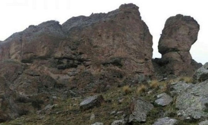 سراب یکی از شهرستان های آذربایجان شرقی می باشد که به یمن وجود آثار تاریخی فراوان همواره پذیرای گردشگران زیادی از سراسر ایران است. همچنین روستاهای زیادی در اطراف این شهر وجود دارند که قدمت برخی از آن ها به هزاران سال پیش می رسد. مطالعه هر کدام از آثار تاریخی موجود در سراب و توابع آن شناخت ویژه ای از شیوه زندگی، آداب و رسوم و سرگذشت پیشینیان در اختیار ما قرار می دهد. یکی از آثار تاریخی شهر سراب، سنگ نوشته رازلیق می باشد که در روستایی به همین نام واقع شده است. این سنگ نوشته دارای قدمتی کهن بوده و حرف های زیادی برای گفتن دارد معرفی سنگ نوشته رازلیق این سنگ نوشته در روستایی به نام رازلیق و بر فراز کوه بلندی قرار گرفته است، کتیبه ی مزبور دارای ابعادی معادل با 80 در 120 سانتی متر بوده و به خط میخی و زبان اورارتو نوشته شده است و دارای 16 سطر می باشد. طبق تحقیقات انجام شده این کتیبه مربوط به یکی از پادشاهان اورارتو، به نام آرگیشتی می باشد و پیروزی ها و تصرفات او را بیان می کند، متاسفانه بیشتر قسمت های کتیبه به مرور زمان تخریب شده است. در نزدیکی سنگ نوشته رازلیق باقیمانده هایی از یک قلعه قدیمی به چشم می خورد که گفته می شود دژ دفاعی سپاه آرگیشتی شاه بوده است، در پایین کتیبه هم سکویی ساخته شده که راه رسیدن به کتیبه را هموار تر و راحت تر می کند. لازم به ذکر است سنگ نوشته رازلیق در سال 1347 در فهرست آثار ملی ایران به ثبت رسید نگاهی بر تمدن قلعه رازلیق سراب همانطور که گفتیم قلعه رازلیق در کنار کتیبه قرار گرفته است و از آثار تاریخی دوران اورارتویی به شمار می آید. در حال حاضر چیز زیادی از این قلعه باقی نمانده است. اما بر اساس اسناد تاریخی، آرگیشتی فرزند روسا به همراه لشکریانش در این محل مستقر شده و از این قلعه به عنوان یک دژ دفاعی استفاده کرده است. نا گفته نماند که بررسی و تحقیقات علمی و تاریخی روی این قلعه هنوز ادامه دارد. قلعه رازلیق سراب در سال 1387 با شماره 22542 در فهرست آثار ملی ایران ثبت شد. مسیر دسترسی به سنگ نوشته رازلیق اگر قصد بازدید از این اثر تاریخی ارزشمند را دارید، باید به روستای رازلیق که در 11 کیلومتری سراب واقع شده است بروید. این سنگ نوشته بر فراز کوه زاغالان قرار گرفته است